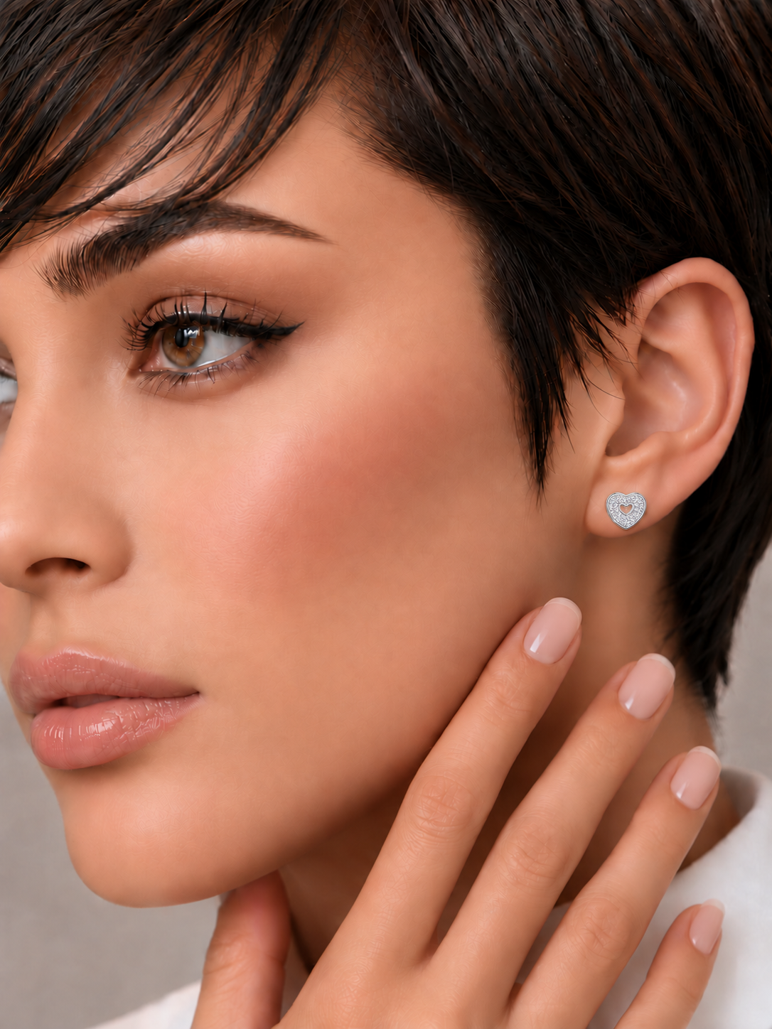Cercei din Argint Moissanite Heart Within Argintii pe model de aproape