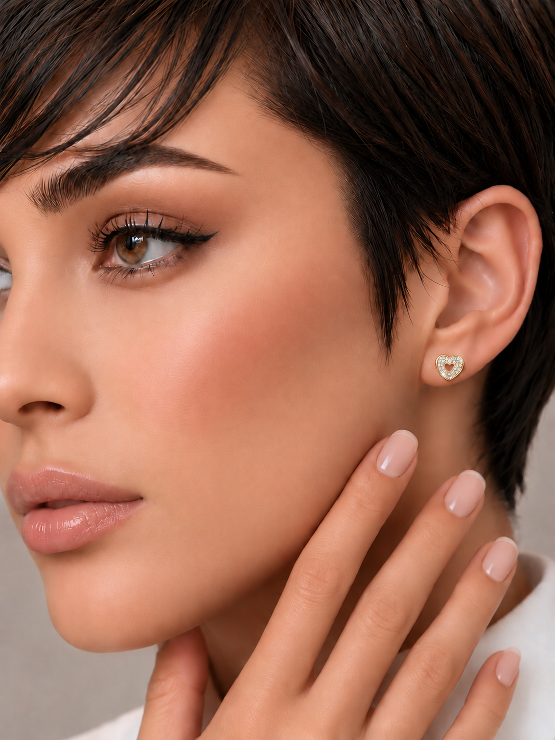Cercei din Argint Moissanite Heart Within Aurii pe model de aproape