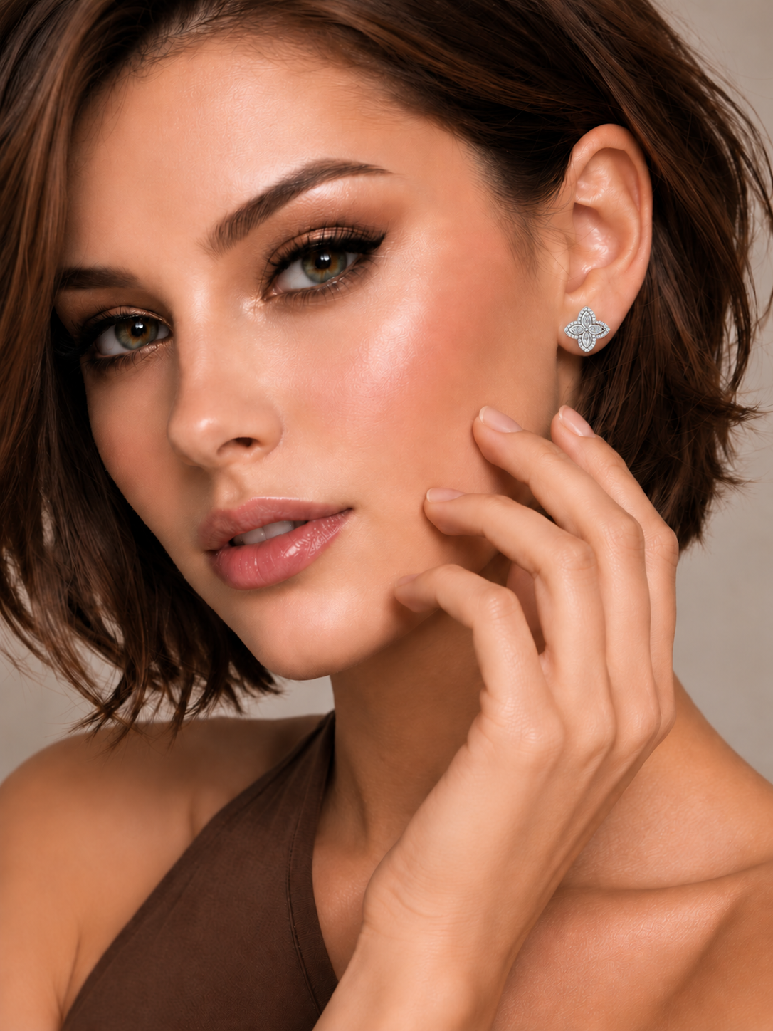 Cercei din Argint Moissanite Silver Celestial Bloom pe model