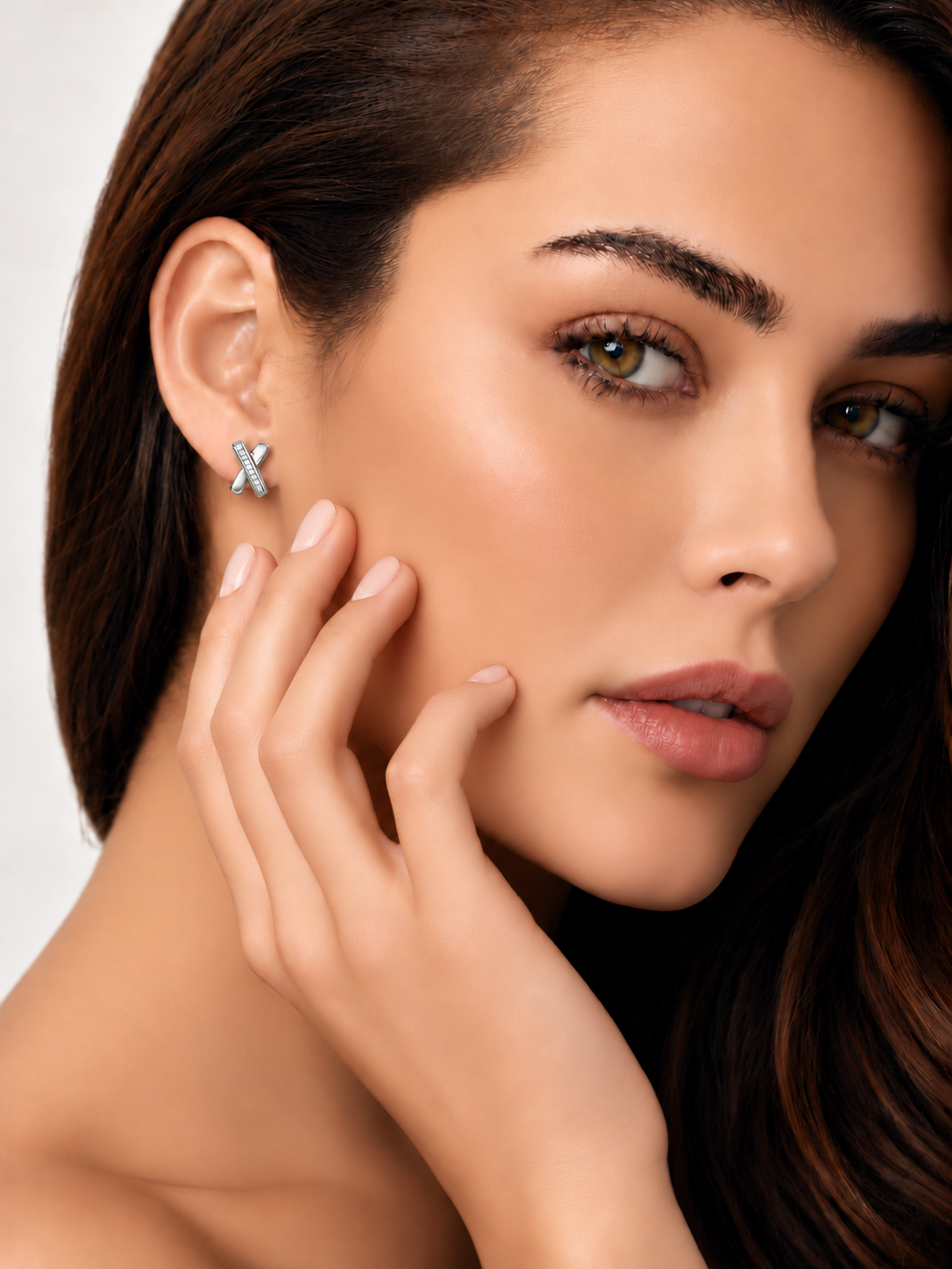 Cercei din Argint Moissanite Silver Cross Éclat pe model
