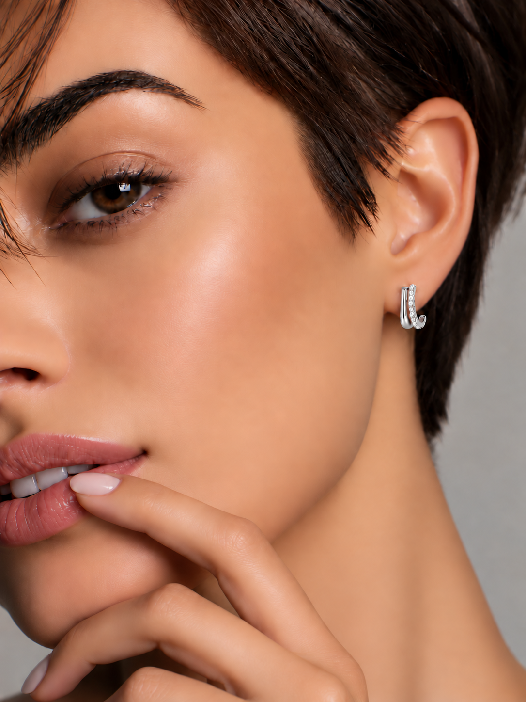 Cercei din Argint Moissanite Silver Luminous Curve pe model de aproape
