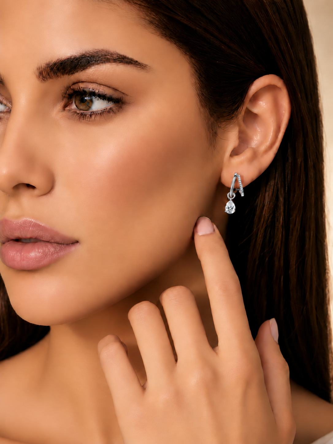 Cercei din Argint Moissanite Silver Pear Cascade pe model de aproape