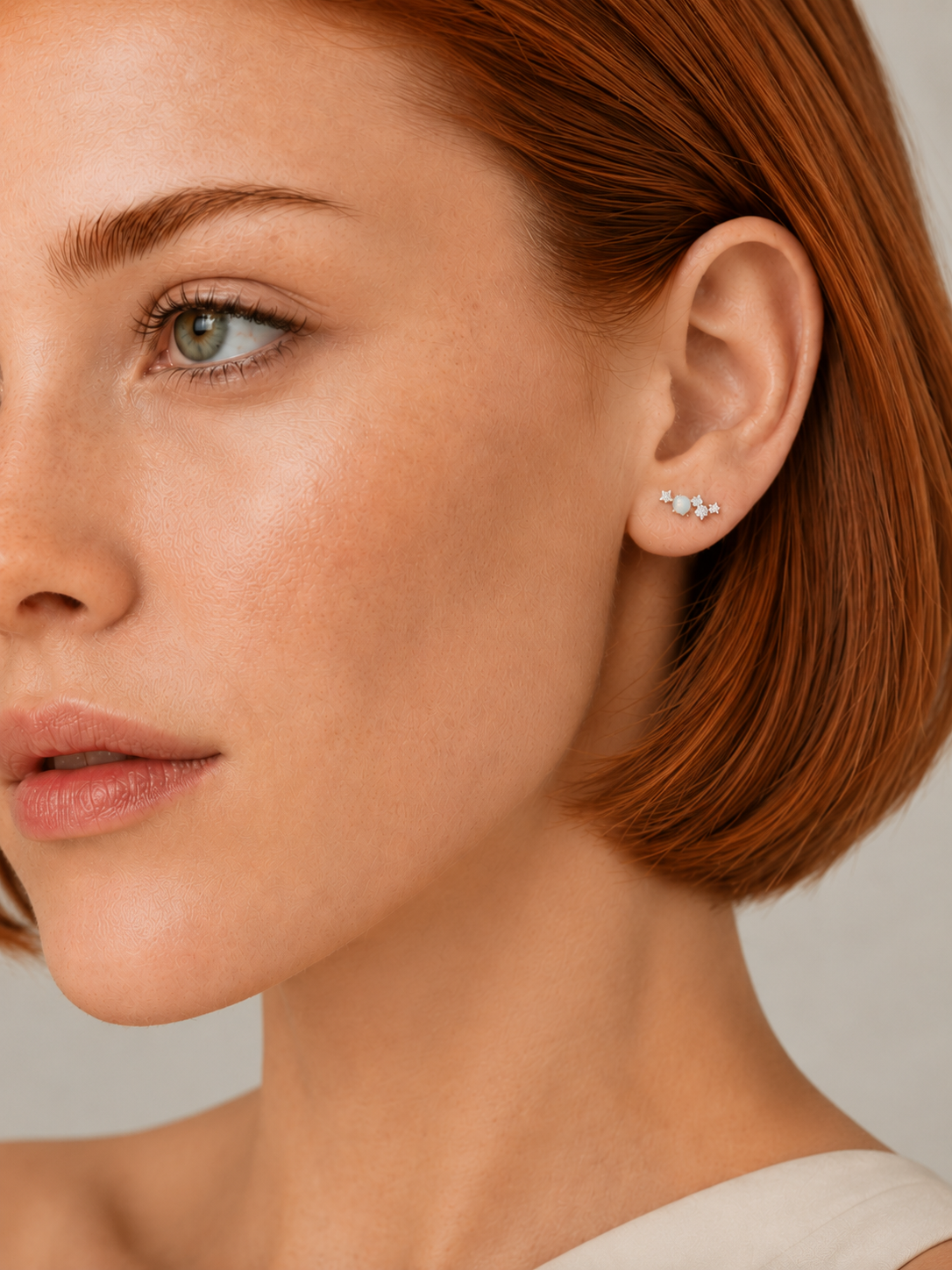 Cercei eleganti din argint cu opal si zirconii pe model de aproape