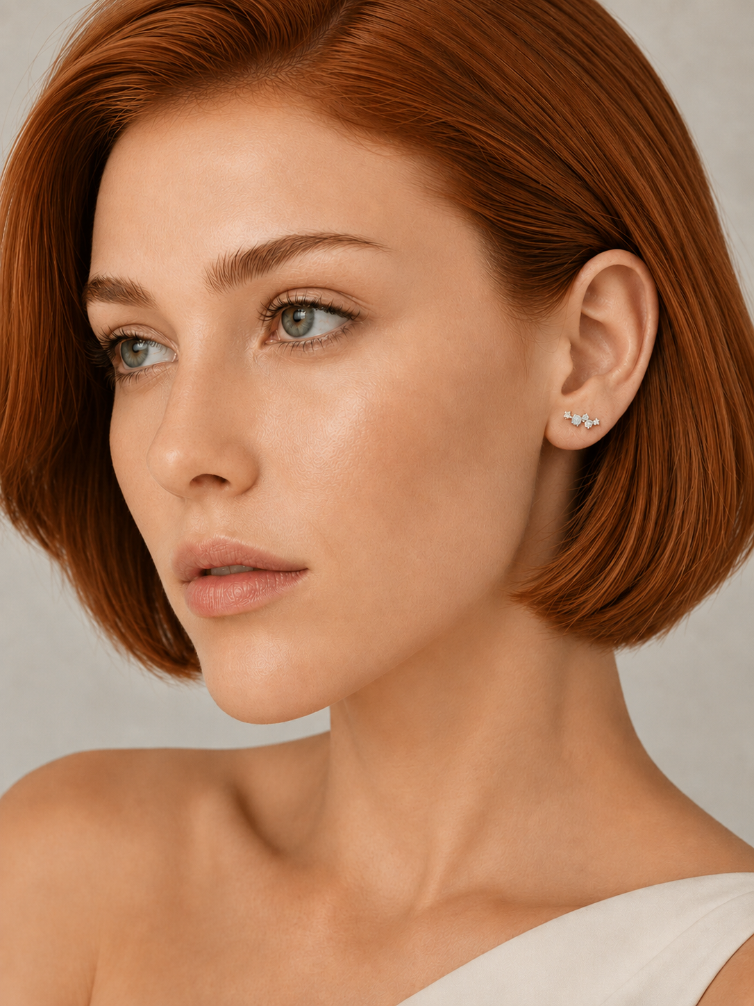 Cercei eleganti din argint cu opal si zirconii pe model