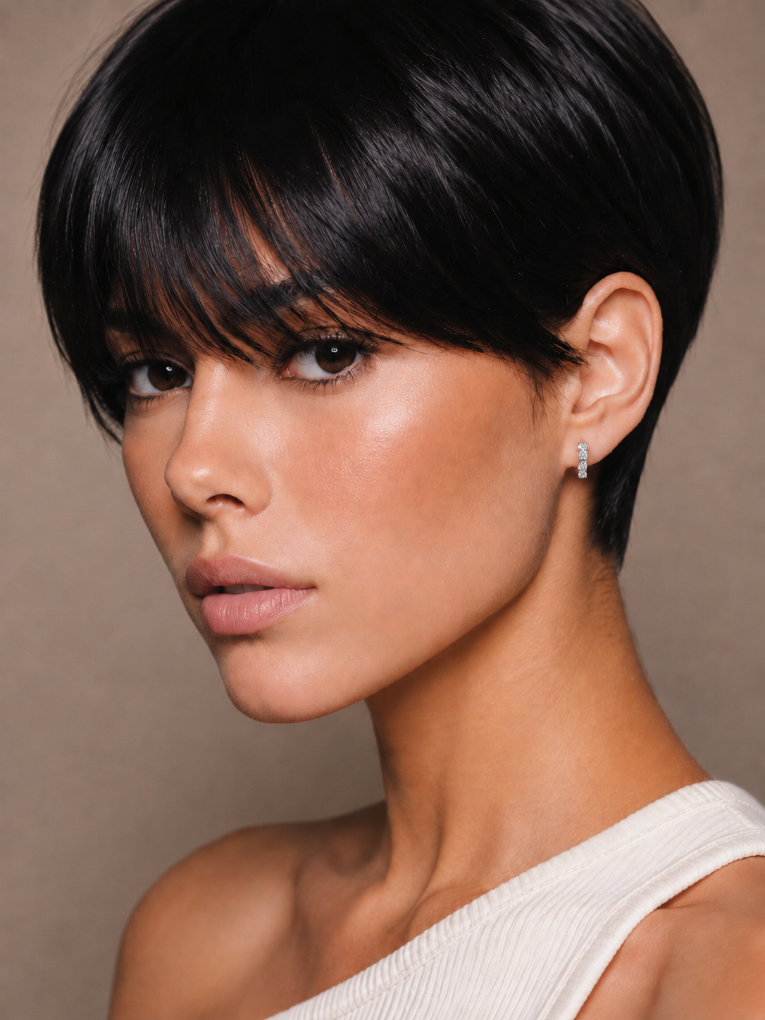 Cercei din argint placați cu Rhodium și Moissanite pe model