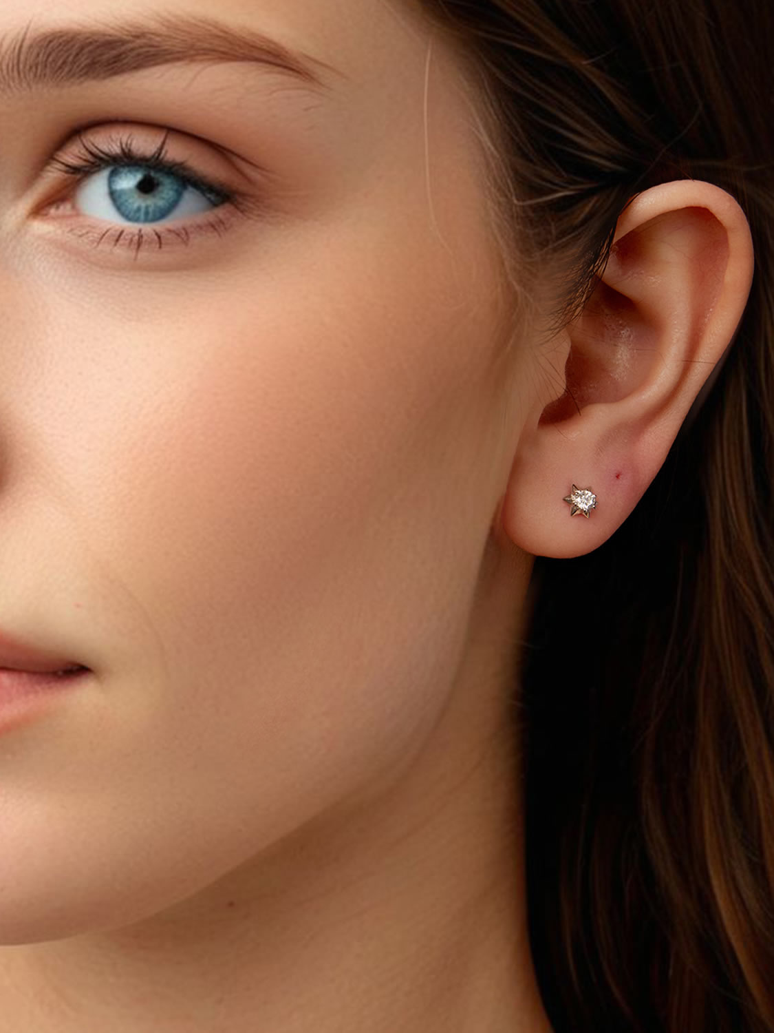 Cercei minimalisti din argint cu stea si moissanite central