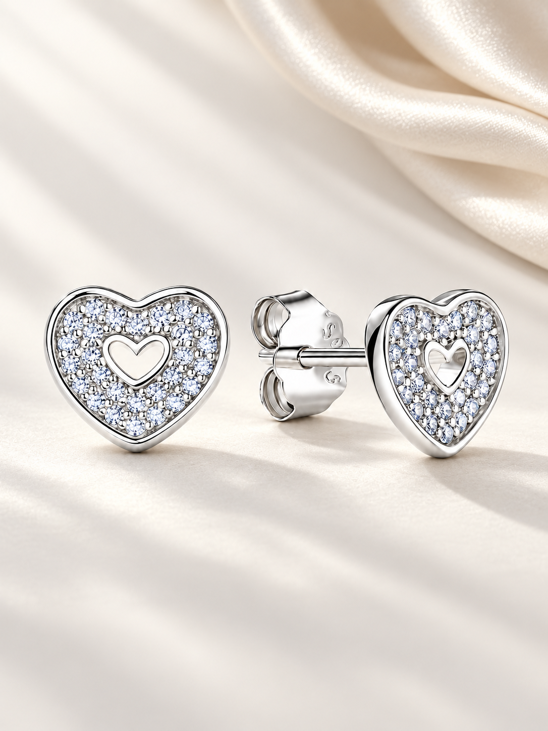 Cercei Argintii Inimă cu Moissanite 6A