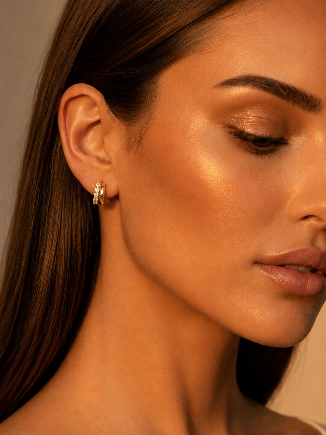 Cercei din Argint Moissanite Double Glow aurii pe model