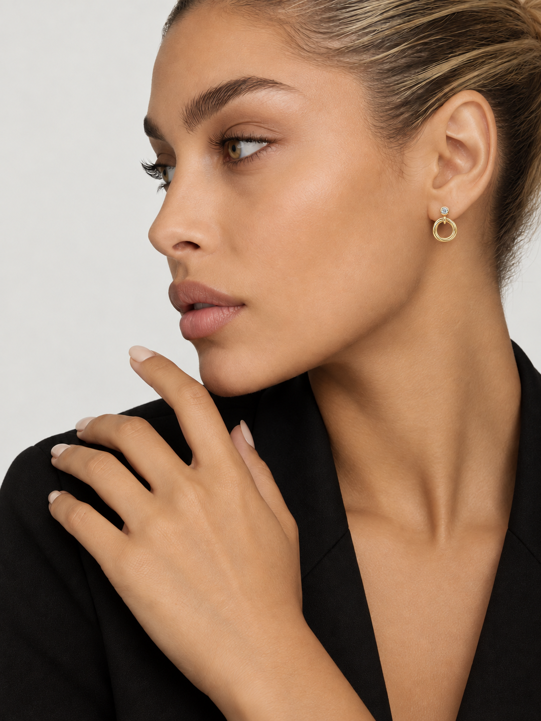 Cercei din Argint Moissanite Gold Orbit pe model