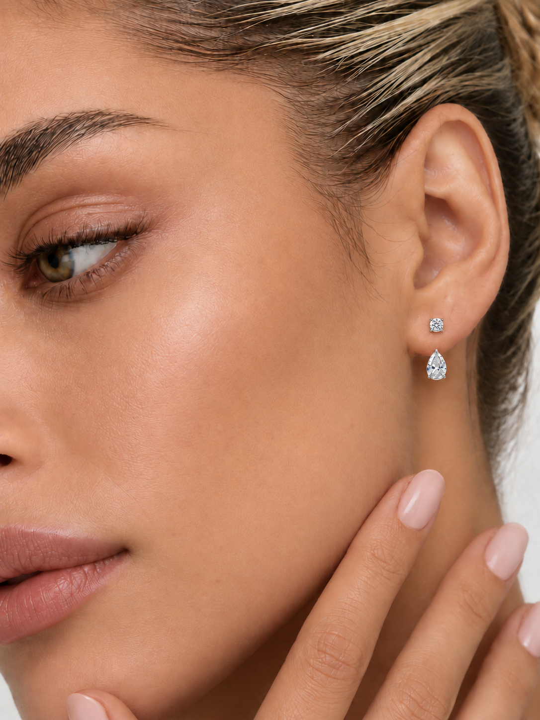 Cercei din Argint Moissanite Luminous Drop pe model