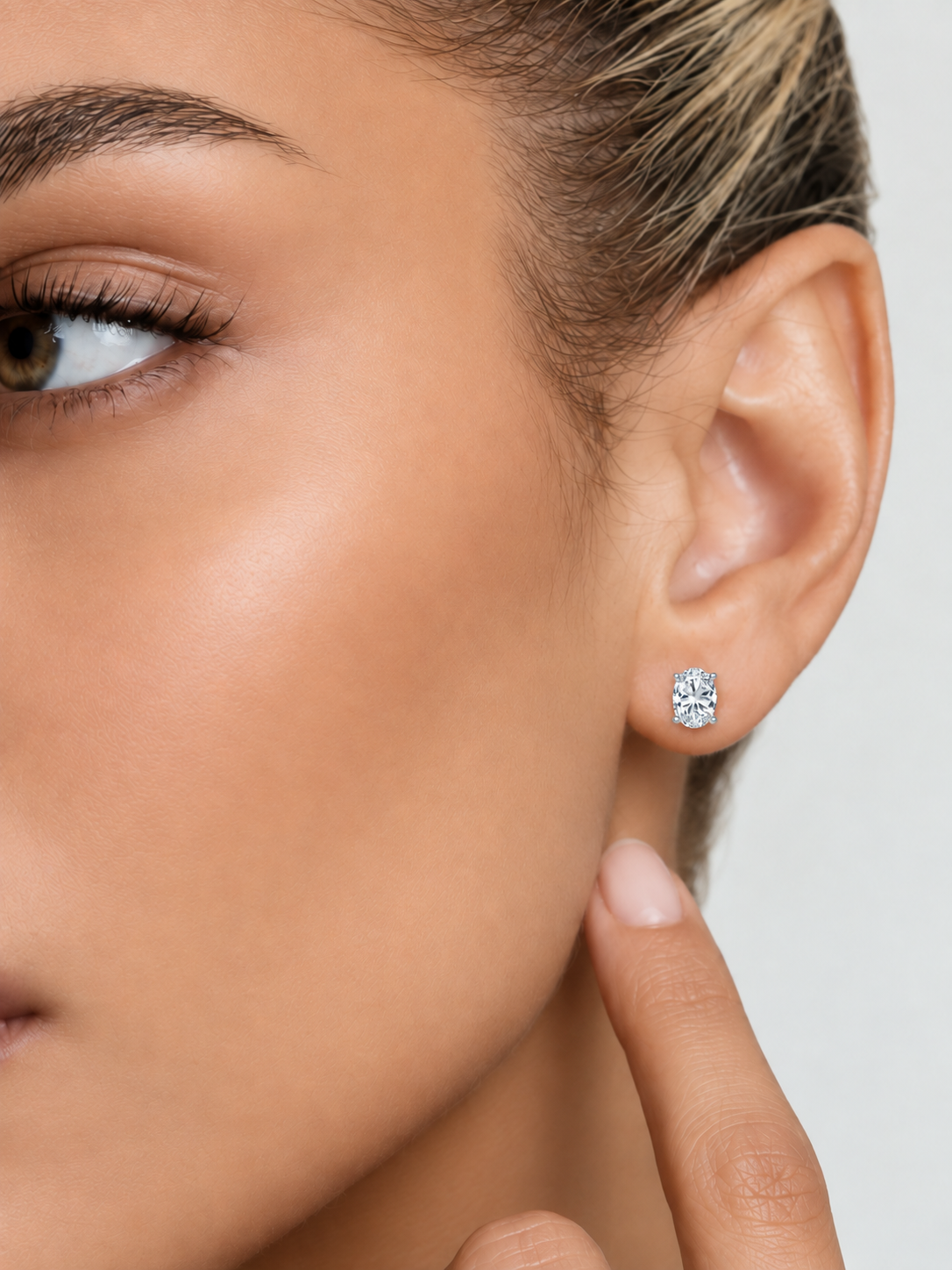 Cercei din Argint Moissanite Oval Brilliance pe model
