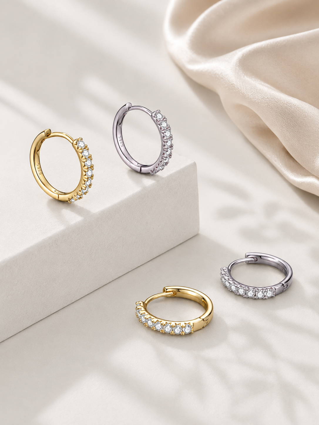Cercei Eternity Hoops aurii decorați cu moissanite