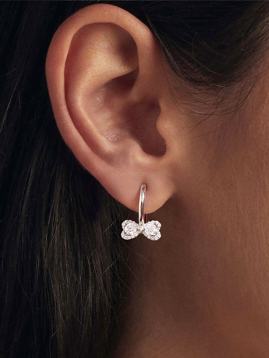 Cercei din argint fundita cu moissanite pe model