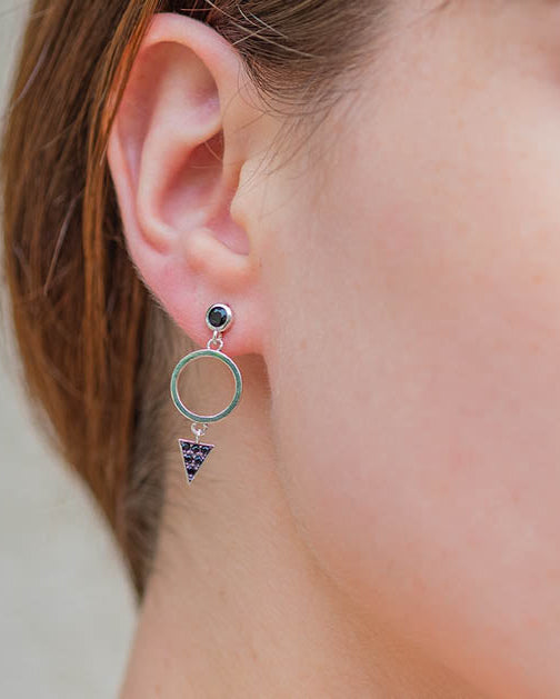 Cercei lungi geometrici din argint 925 purtați de model