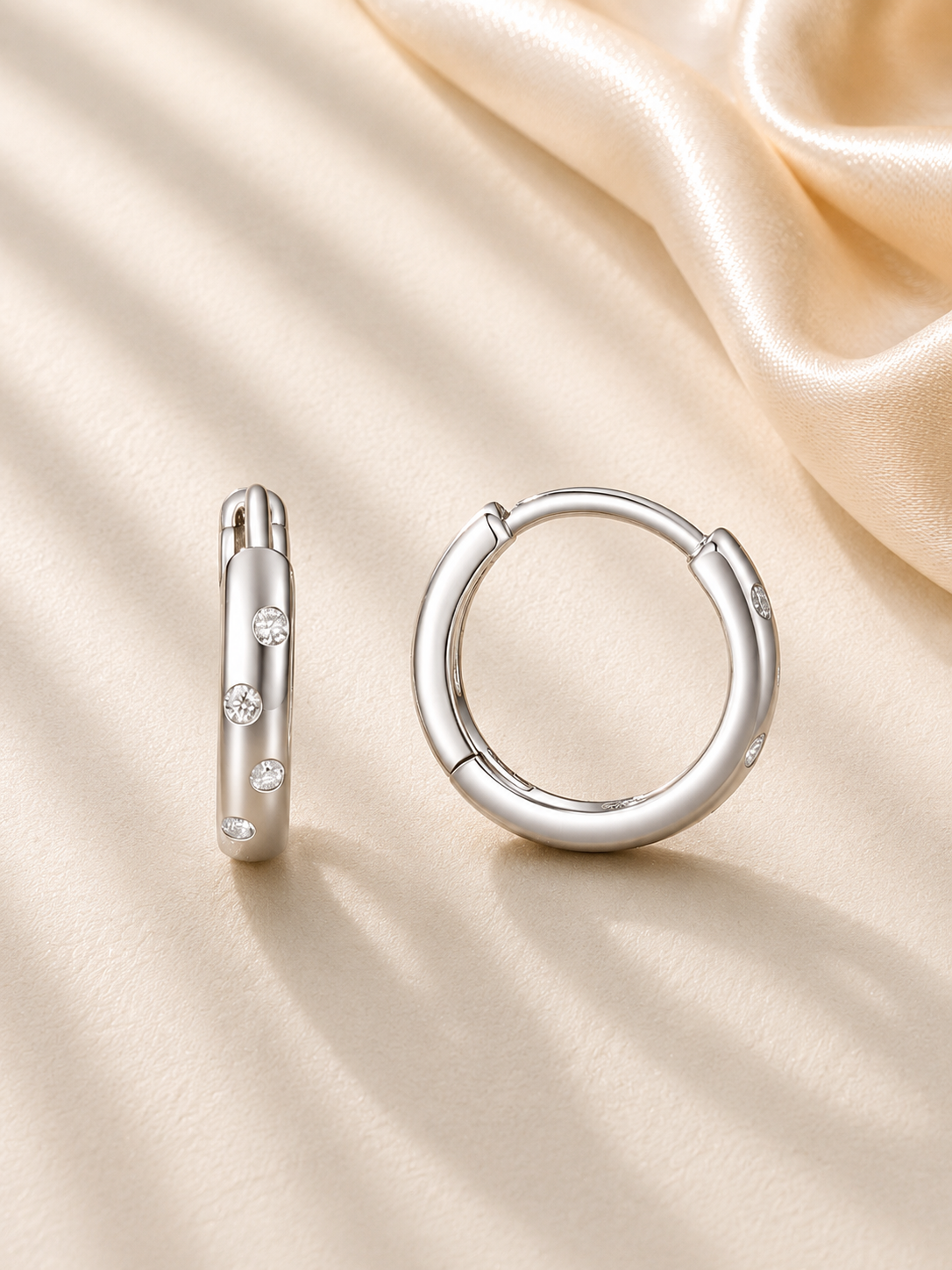 Cercei hoops moderni cu design minimalist