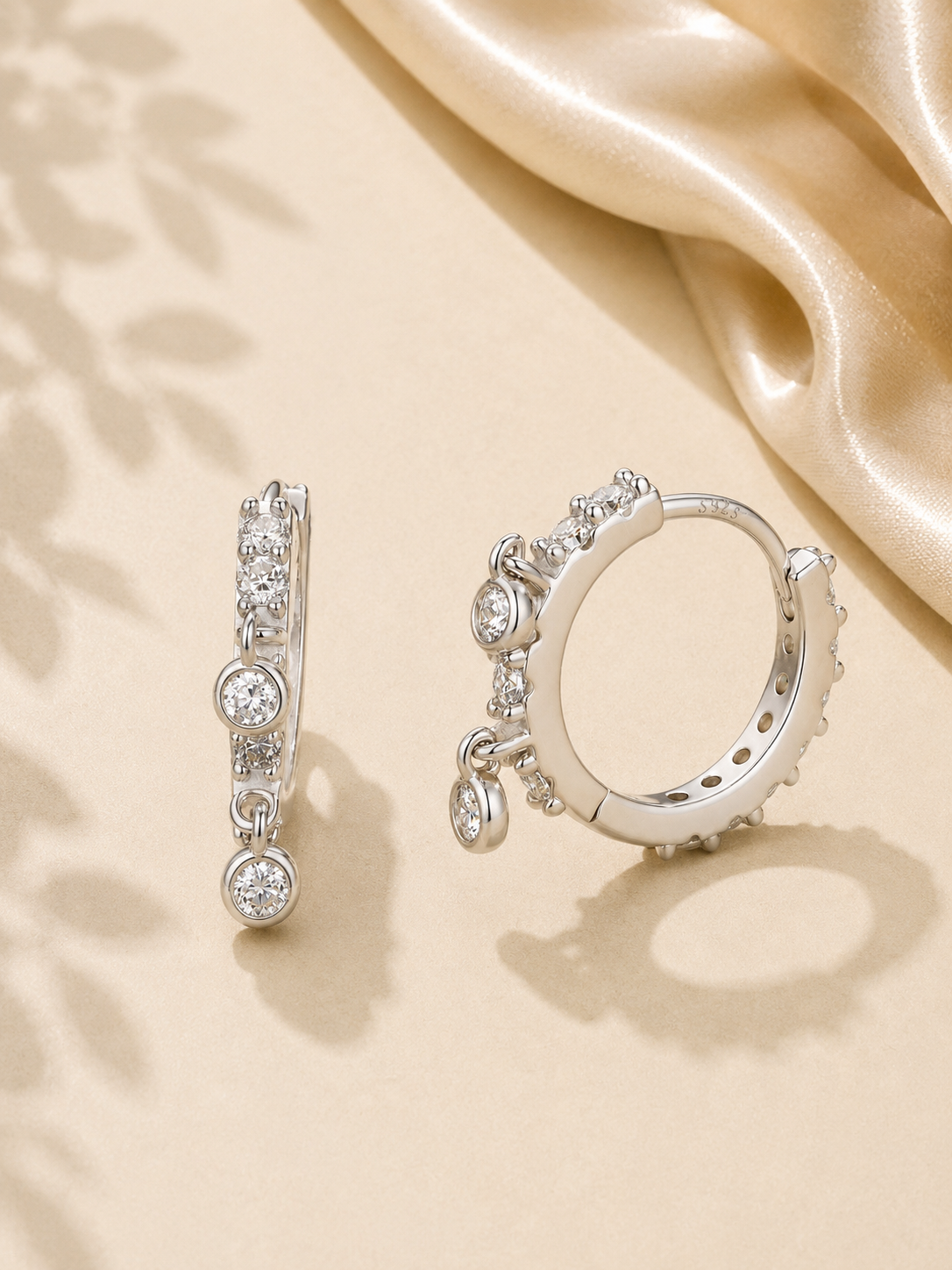 Cercei huggie din argint cu pandantive Moissanite
