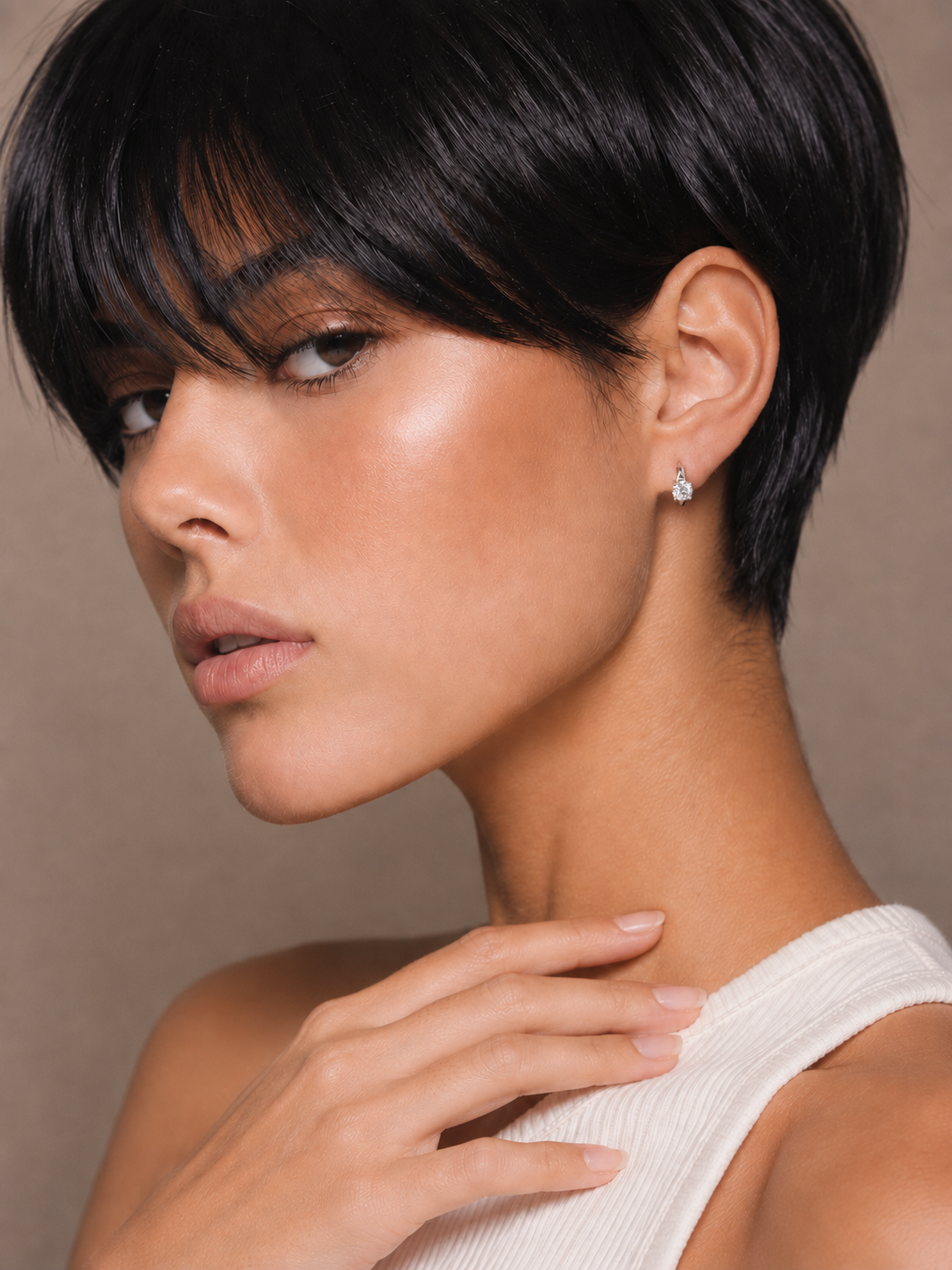 Cercei premium din argint cu moissanite pe model