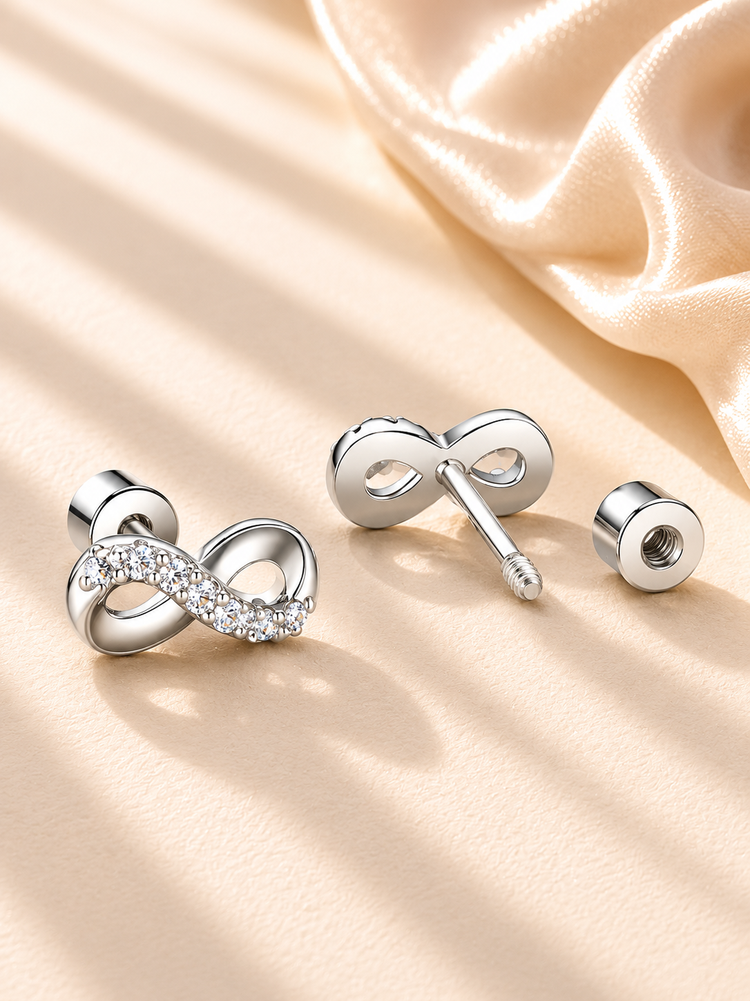 Cercei minimalist cu design infinit elegant