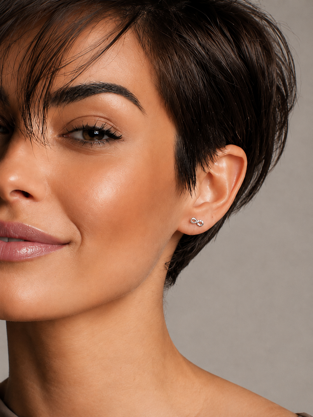 Cercei delicati cu pietre moissanite pe model