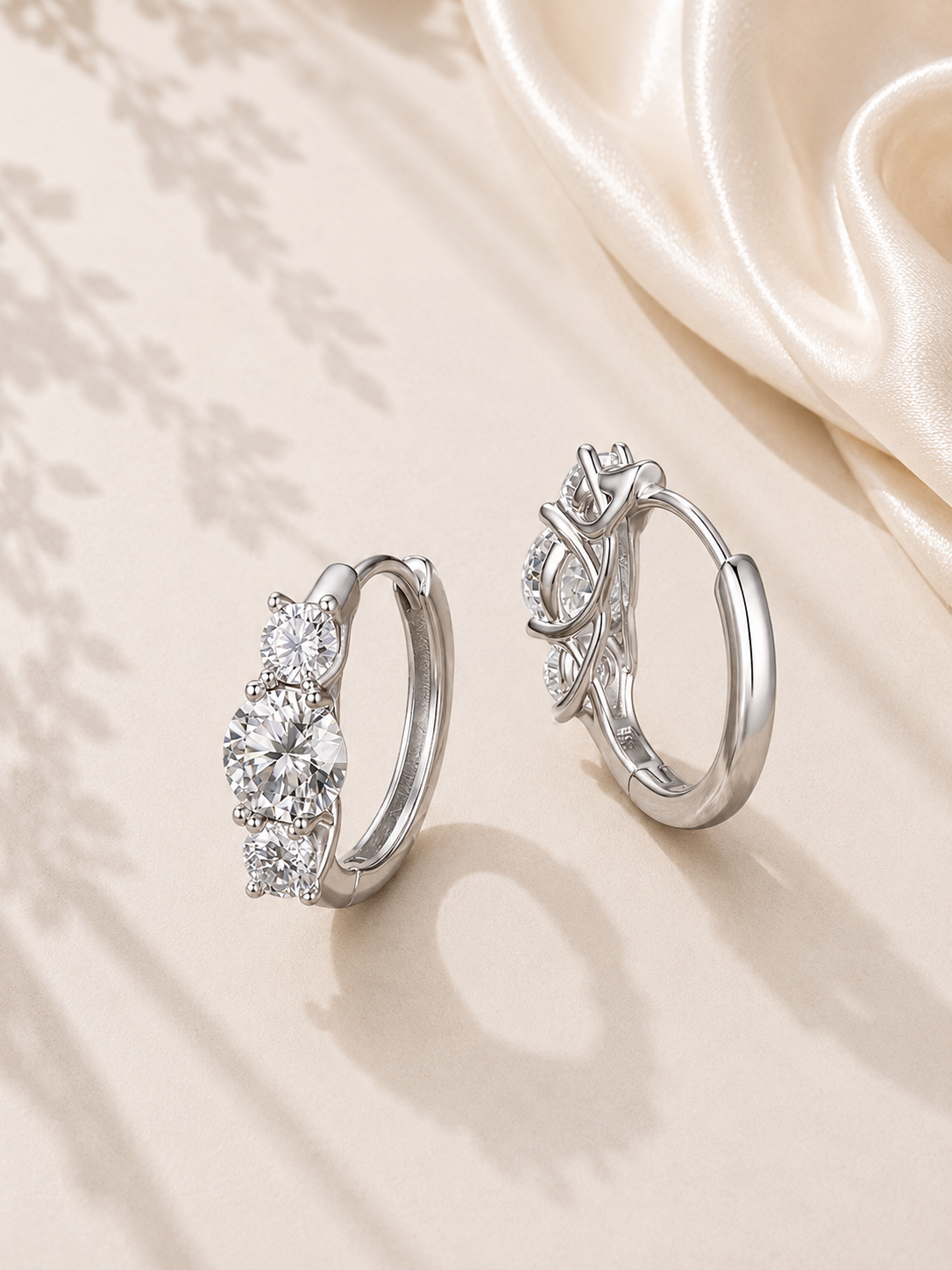 Cercei eleganți din argint cu trei pietre moissanite culoare D