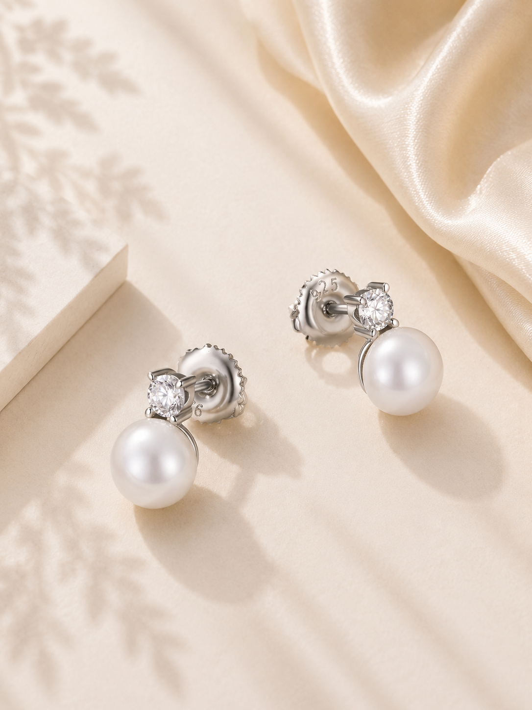Cercei eleganți cu perle naturale albe și moissanite în argint 925