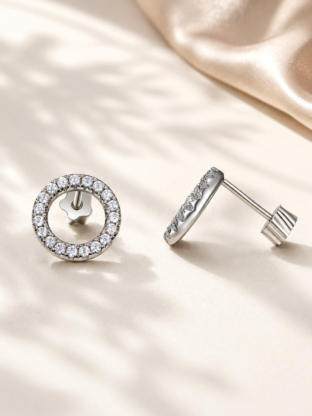 Cercei rotunzi argintii cu pietre moissanite