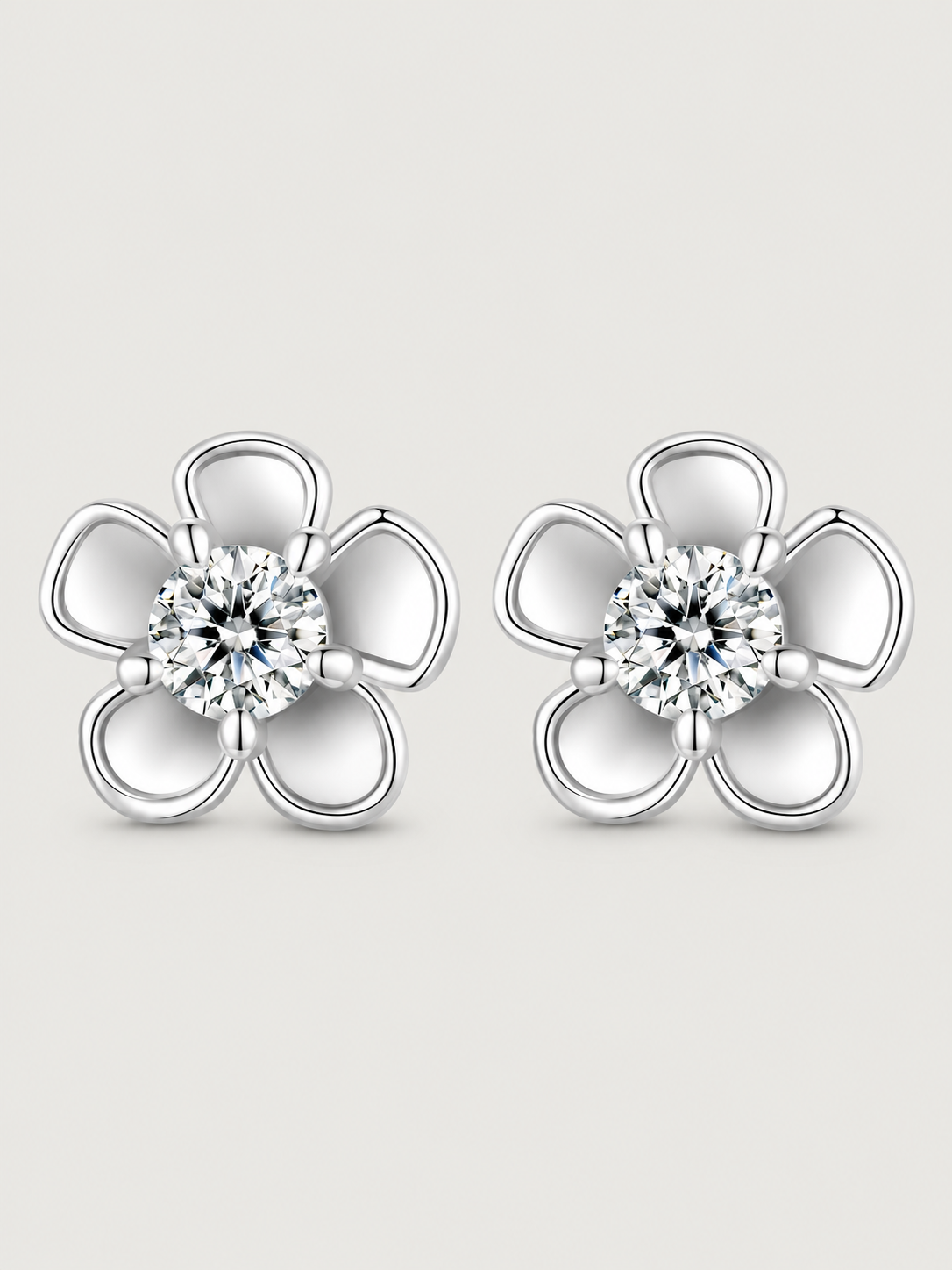 Cercei din argint model floare sakura cu moissanite