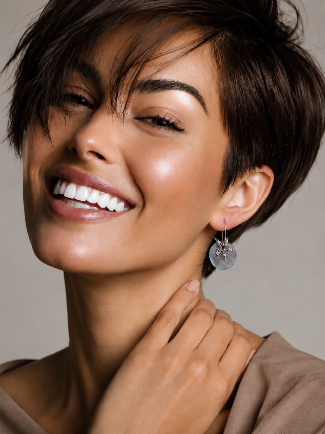 Cercei cu sidef natural si zirconii pe model