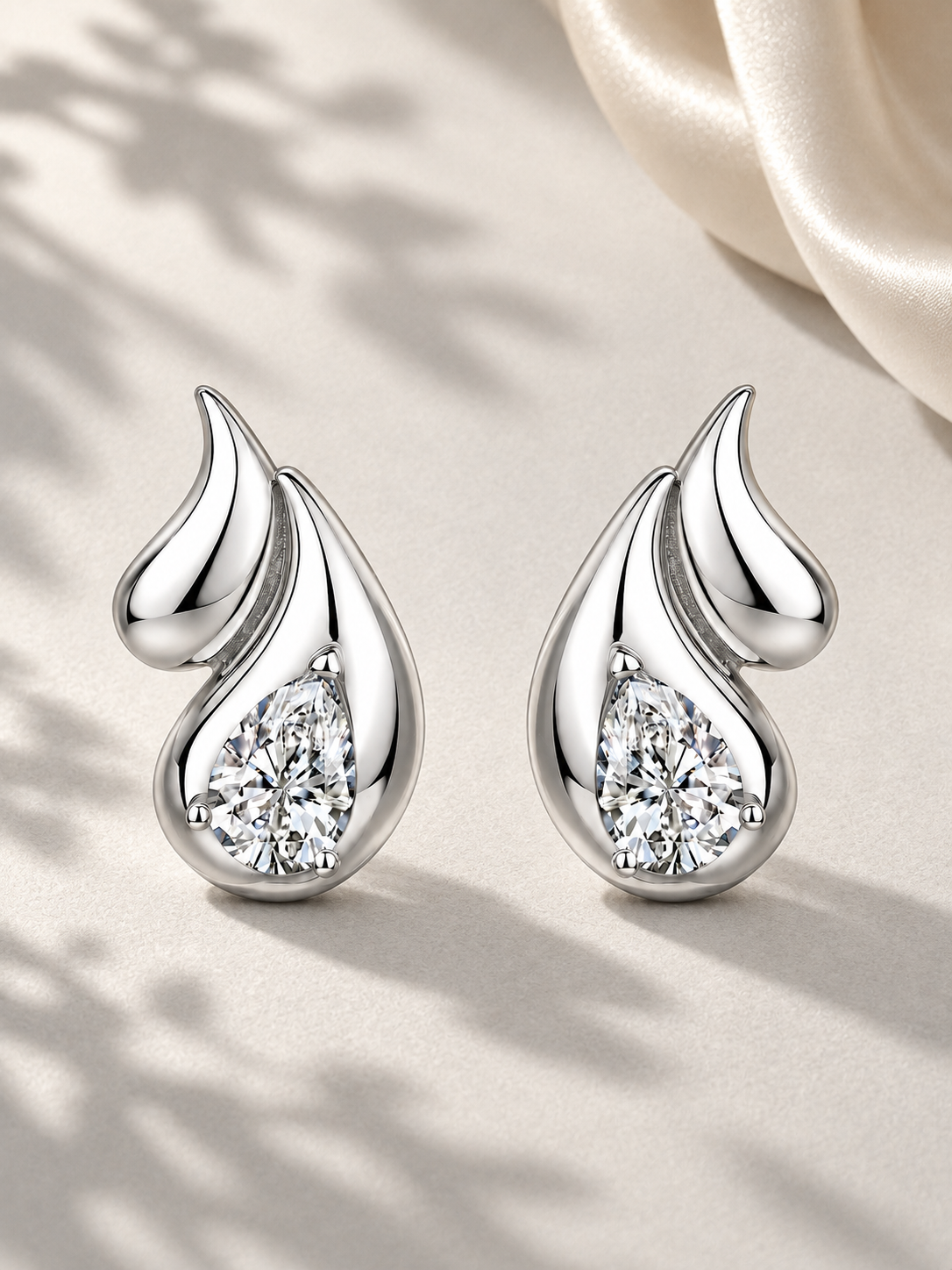Cercei Silver cu Moissanite Pear 4 x 6 mm