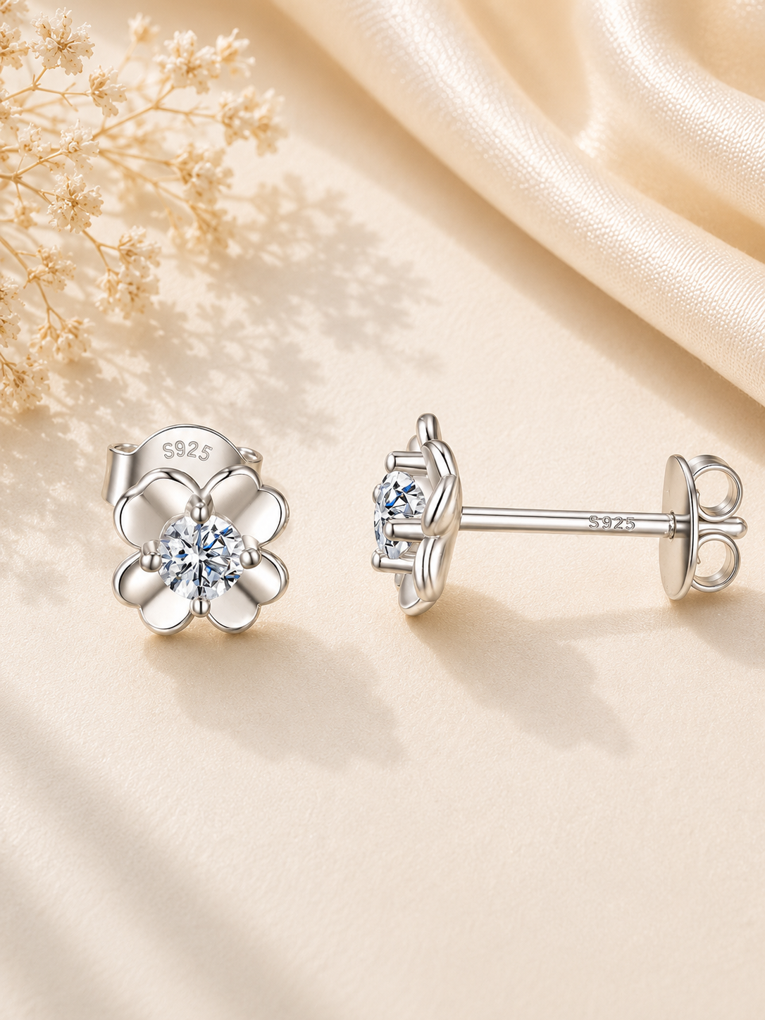Cercei stud din argint in forma de floare cu moissanite