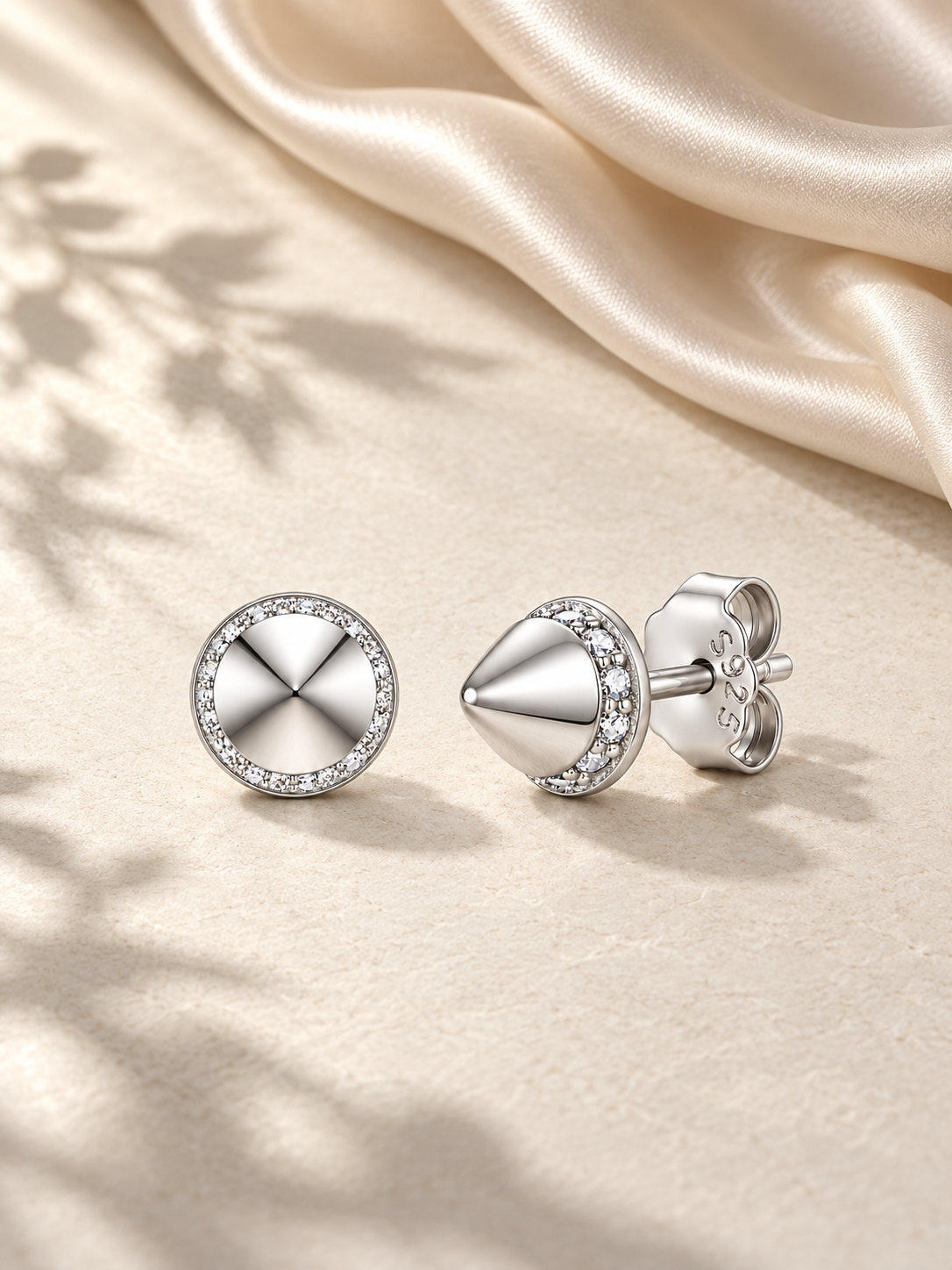Cercei Stud Silver cu Moissanite și Design Conic