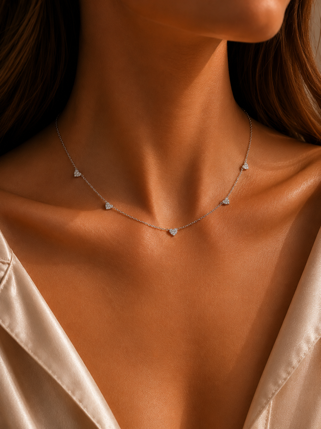 Colier din argint 925 cu inimioare și zirconii Silver Hearts in Harmony purtat