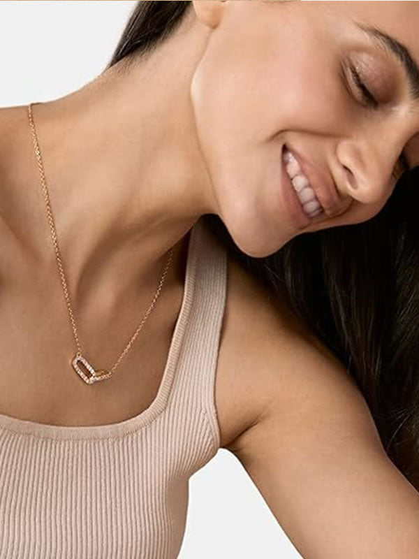 Detaliu colier geometric din argint 925 cu zirconii