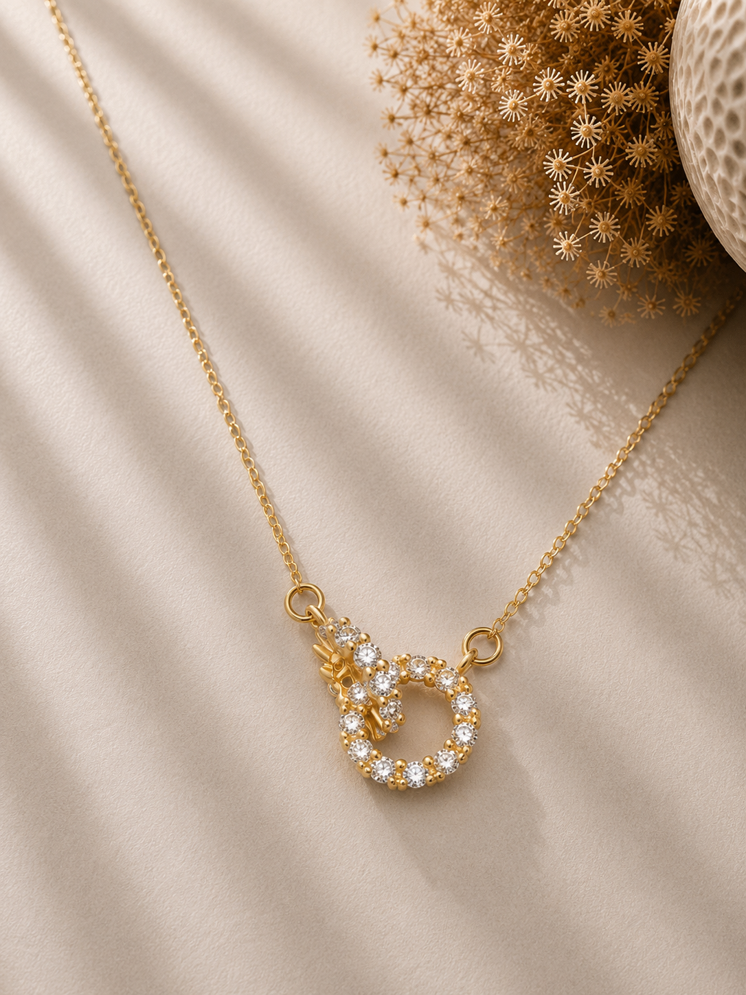 Colier din argint 925 Gold Eternal Loop cu zirconii purtat editorial