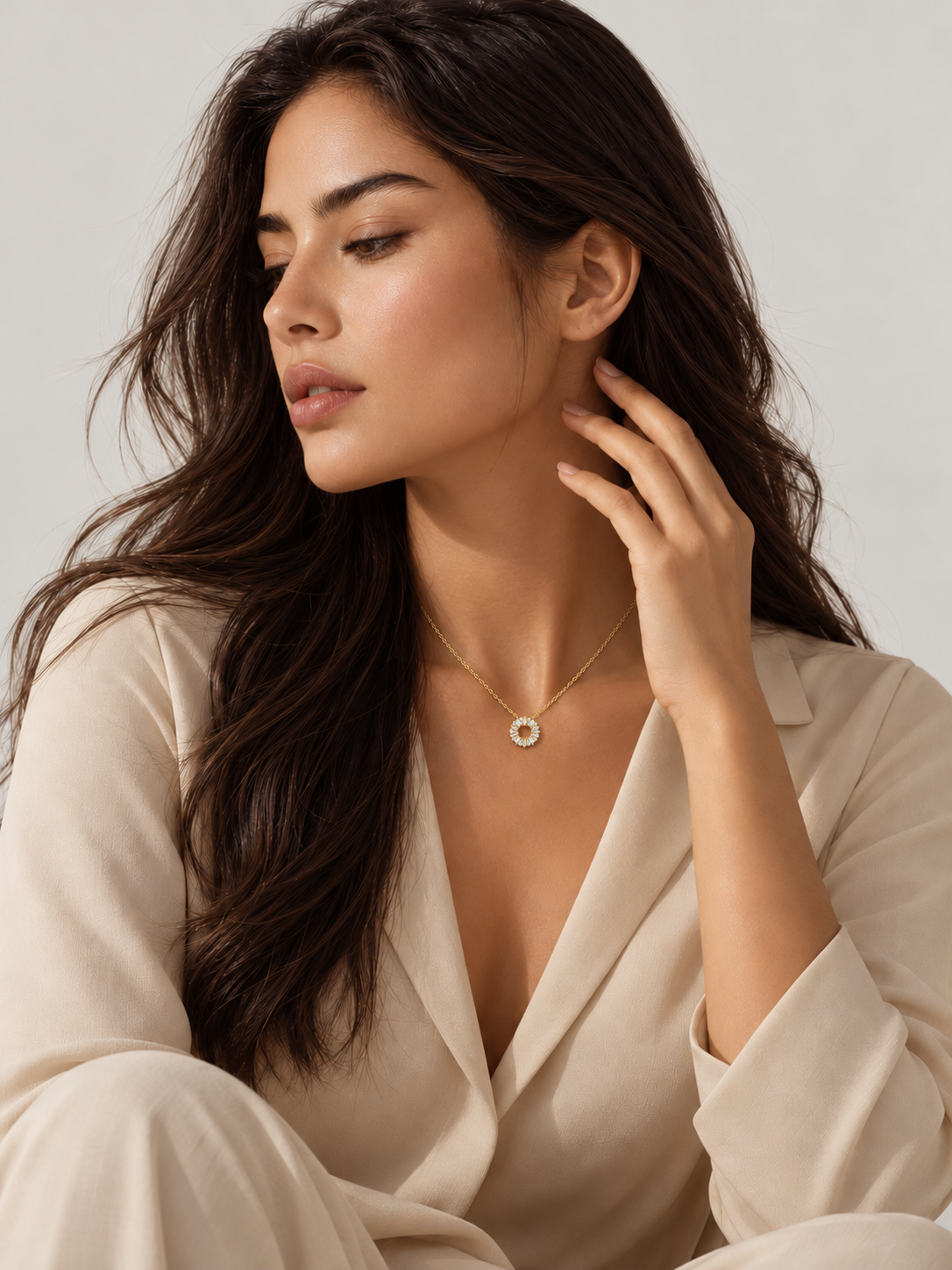 Colier din Argint Moissanite Gold Halo Bloom pe model