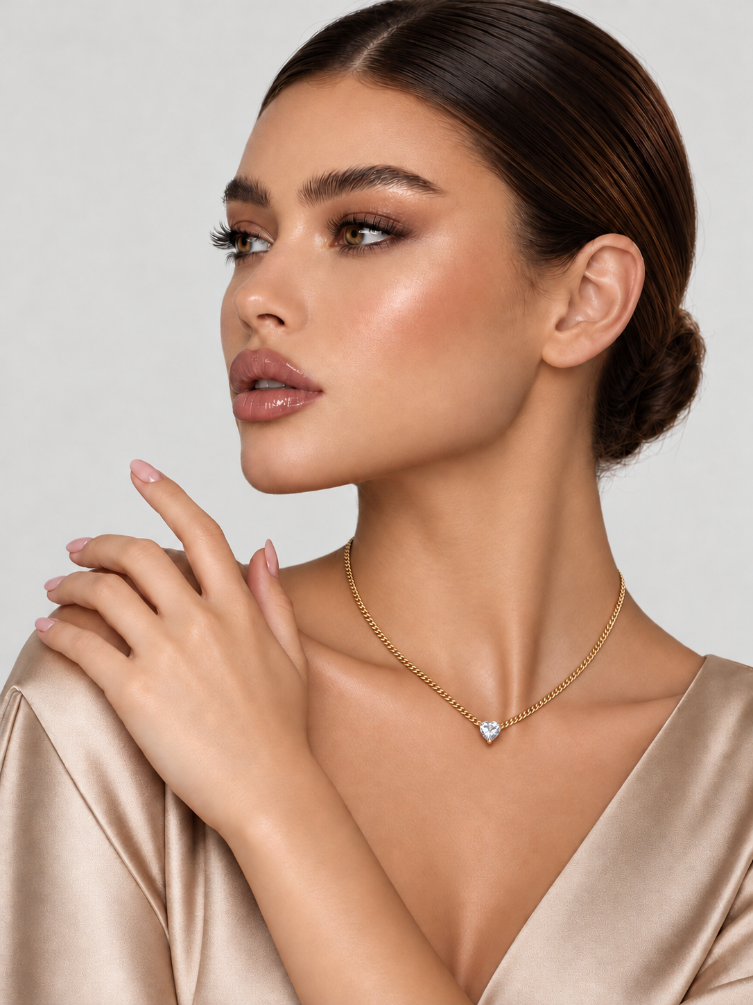 Colier din Argint Moissanite Gold Heart Solitaire pe model