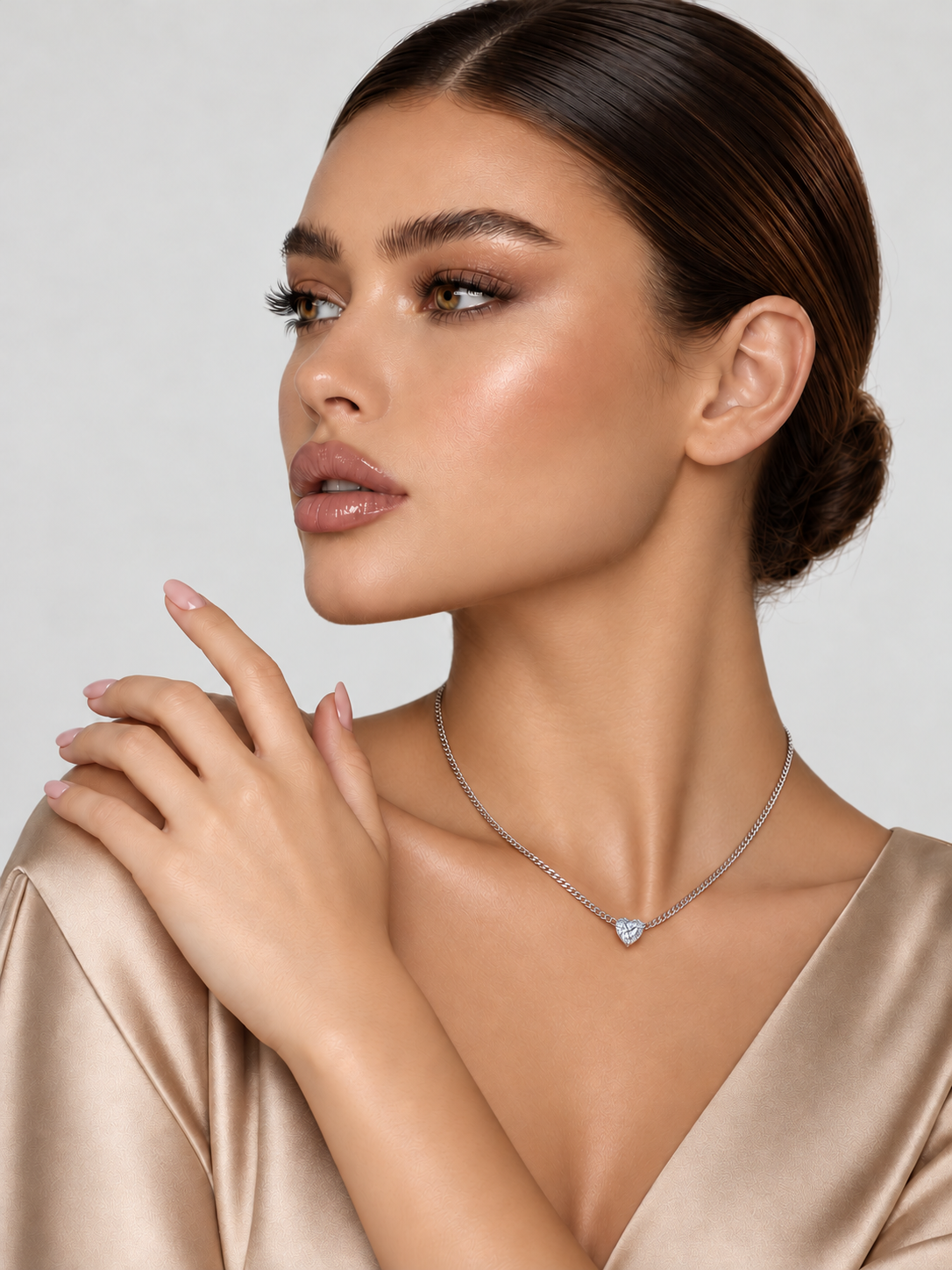 Colier din Argint Moissanite Silver Heart Solitaire pe model
