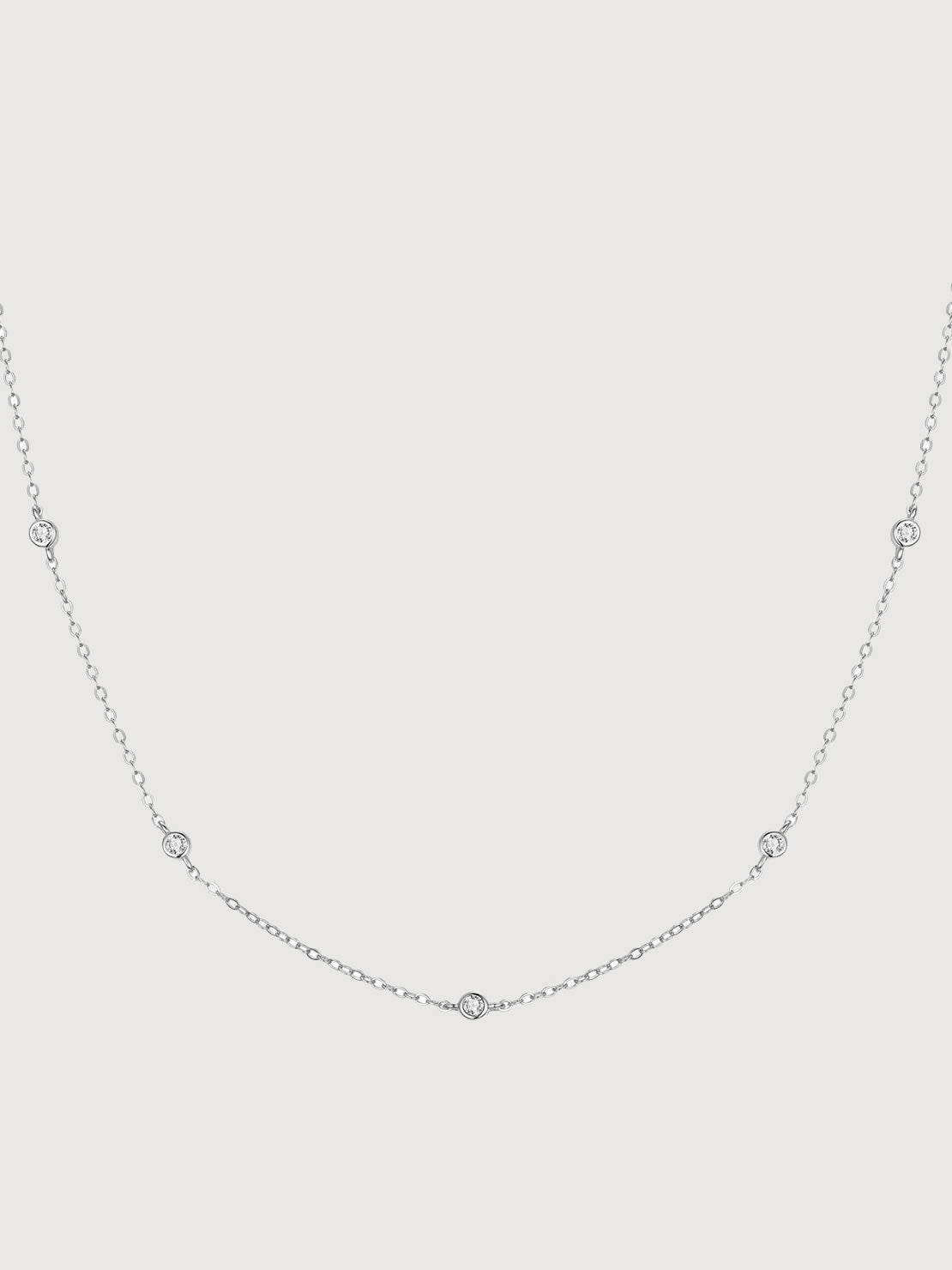 Colier argint cu moissanite distribuit pe lant