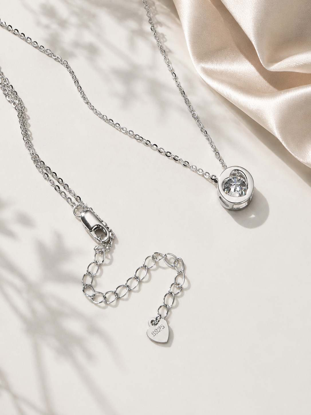 Colier argintiu cu moissanite solitaire rotundă