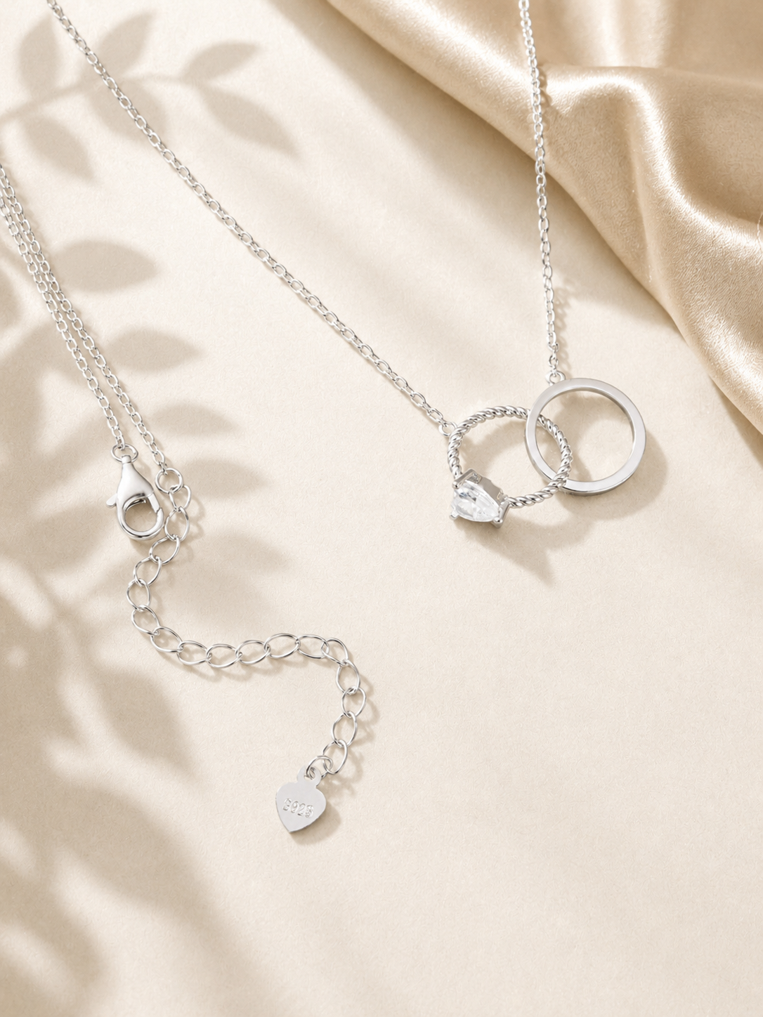 Colier romantic din argint ideal pentru cadou