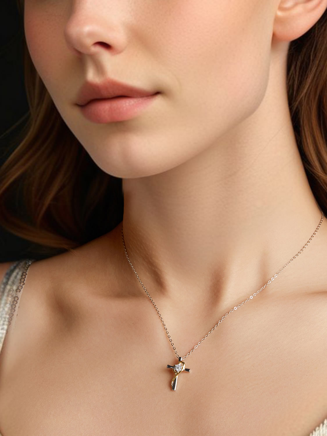 Colier din argint cu pandantiv cruce și moissanite 0,2 ct