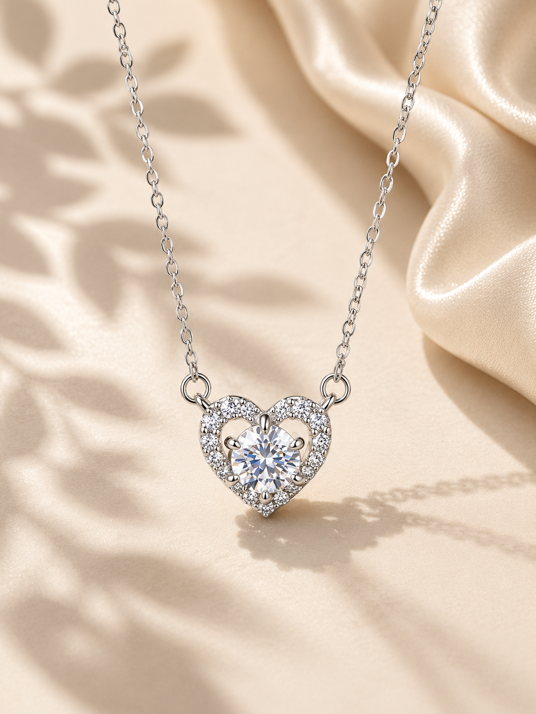 Colier elegant din argint cu pandantiv inimă și piatră moissanite