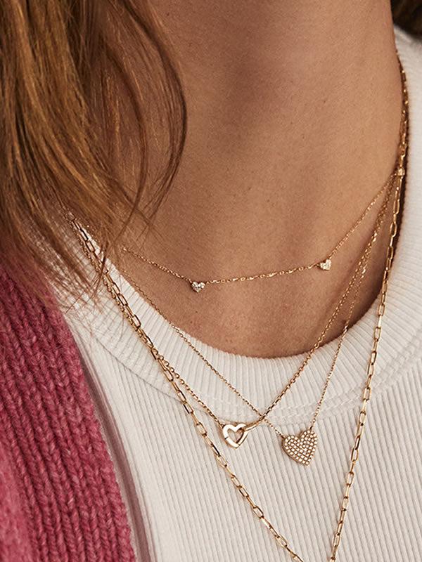 Colier aurit cu inimioare din argint 925 purtat în layering feminin