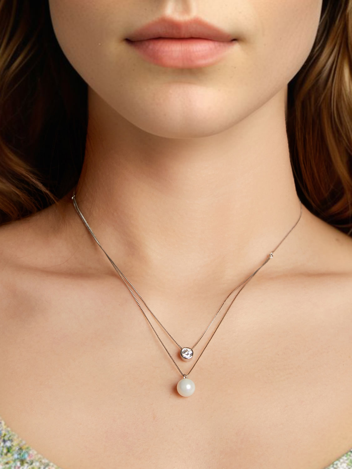 Colier elegant in doua straturi pe model