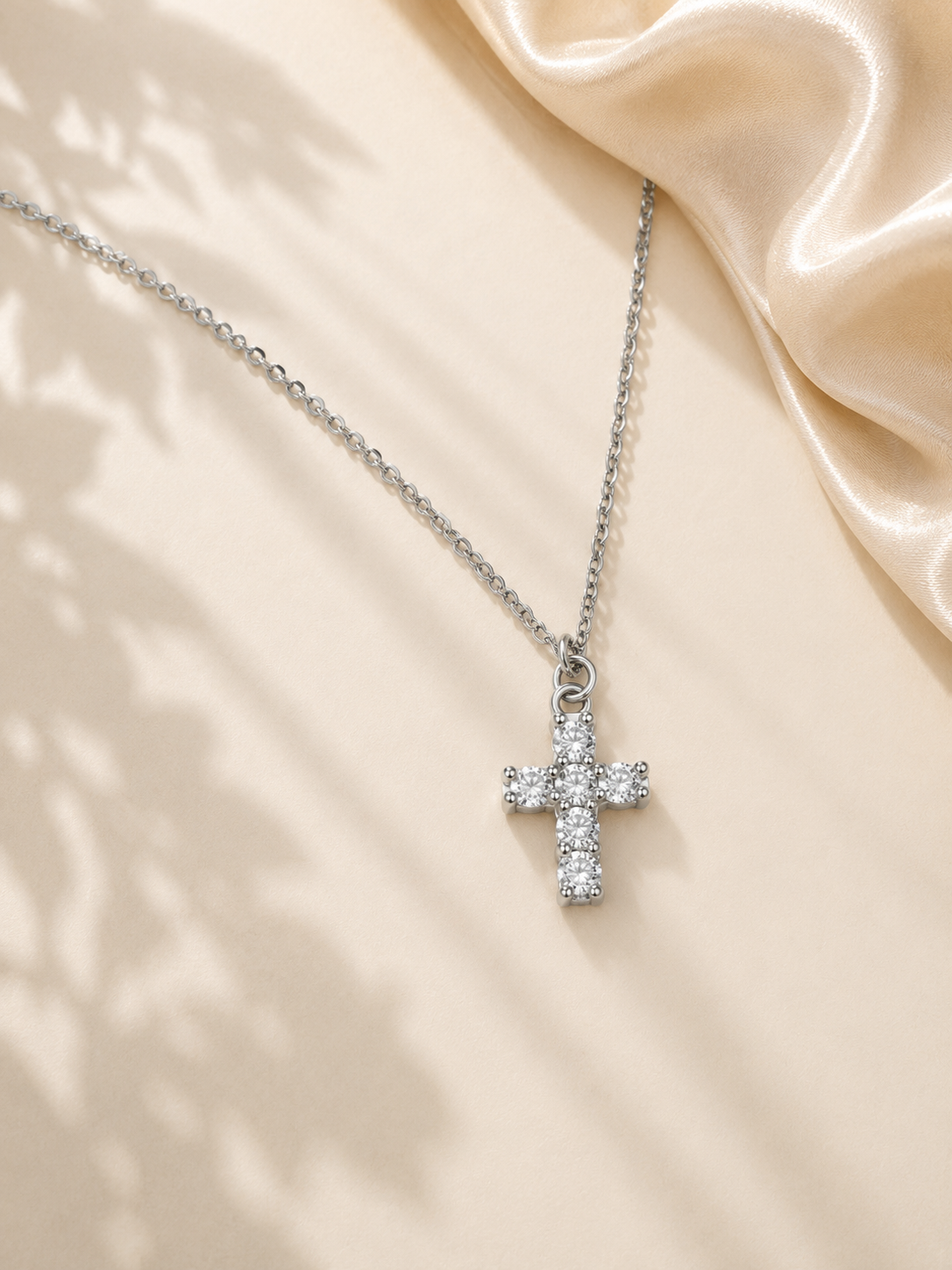 Colier lux argint cruce cu moissanite lifestyle