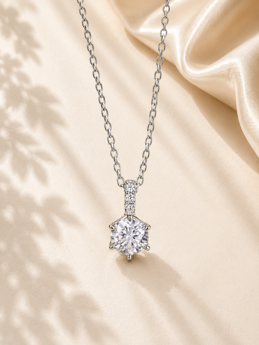 Colier elegant din argint cu moissanite și montură cu șase gheruțe