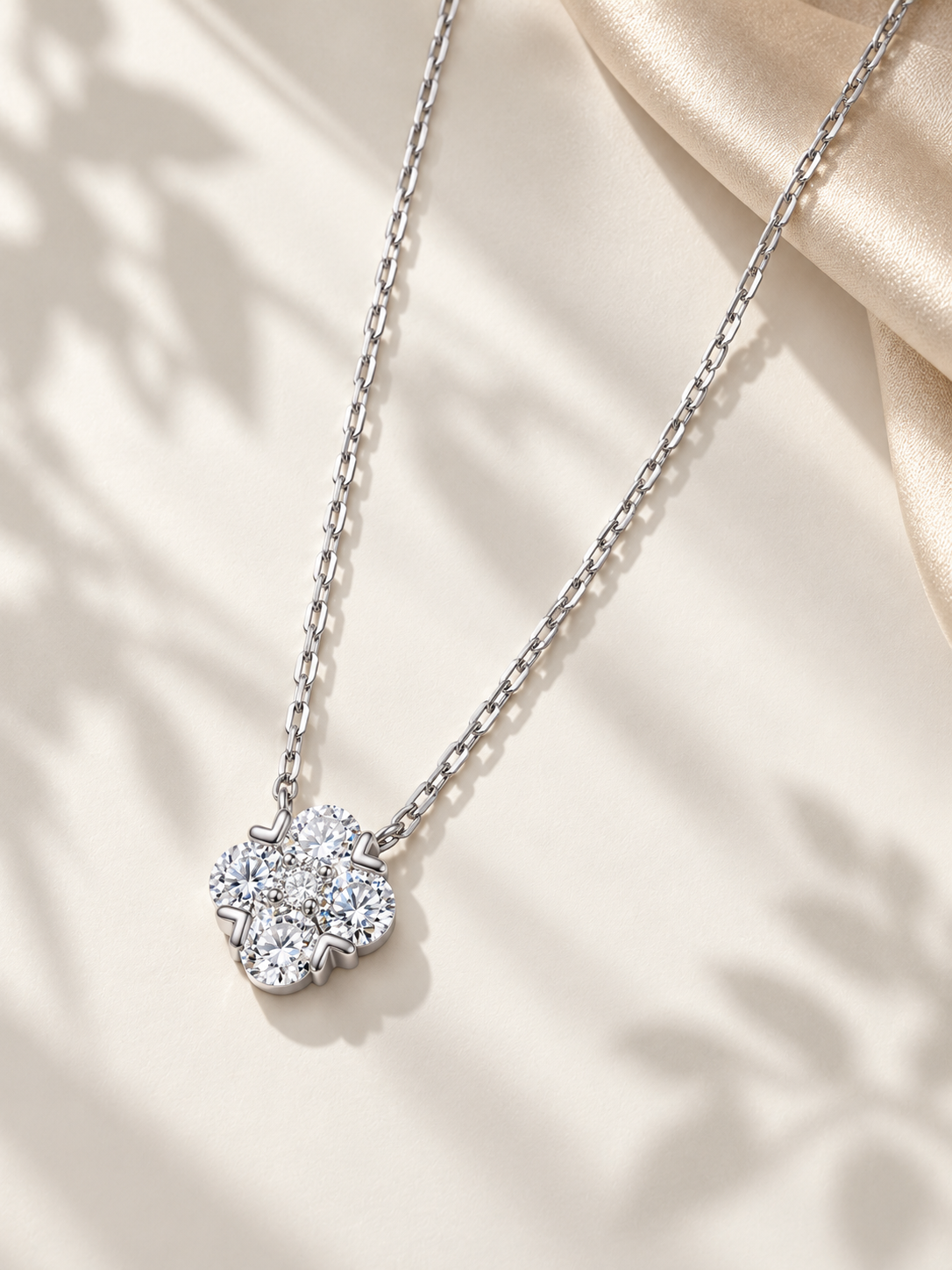 Colier Moissanite Lucky Bloom cu Trifoi