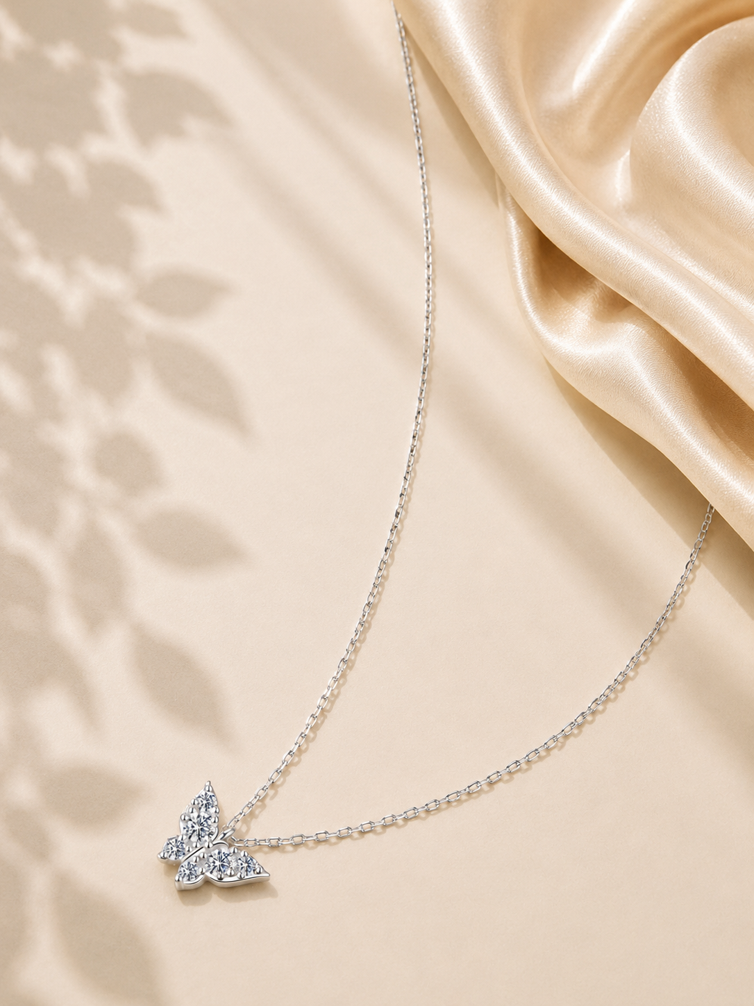 Colier romantic cu fluture și pietre moissanite