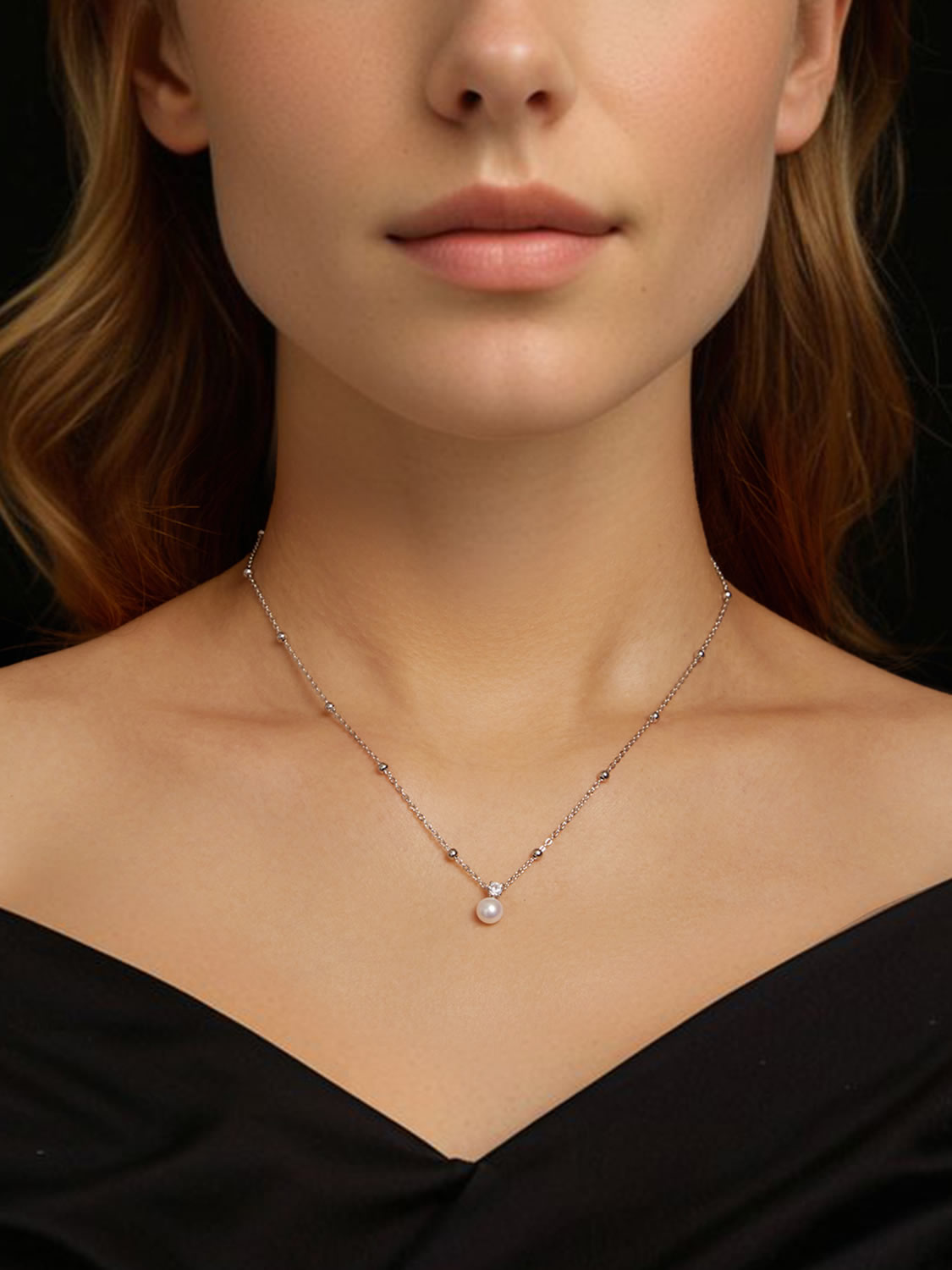 Colier elegant cu perlă naturală și piatră strălucitoare pe model