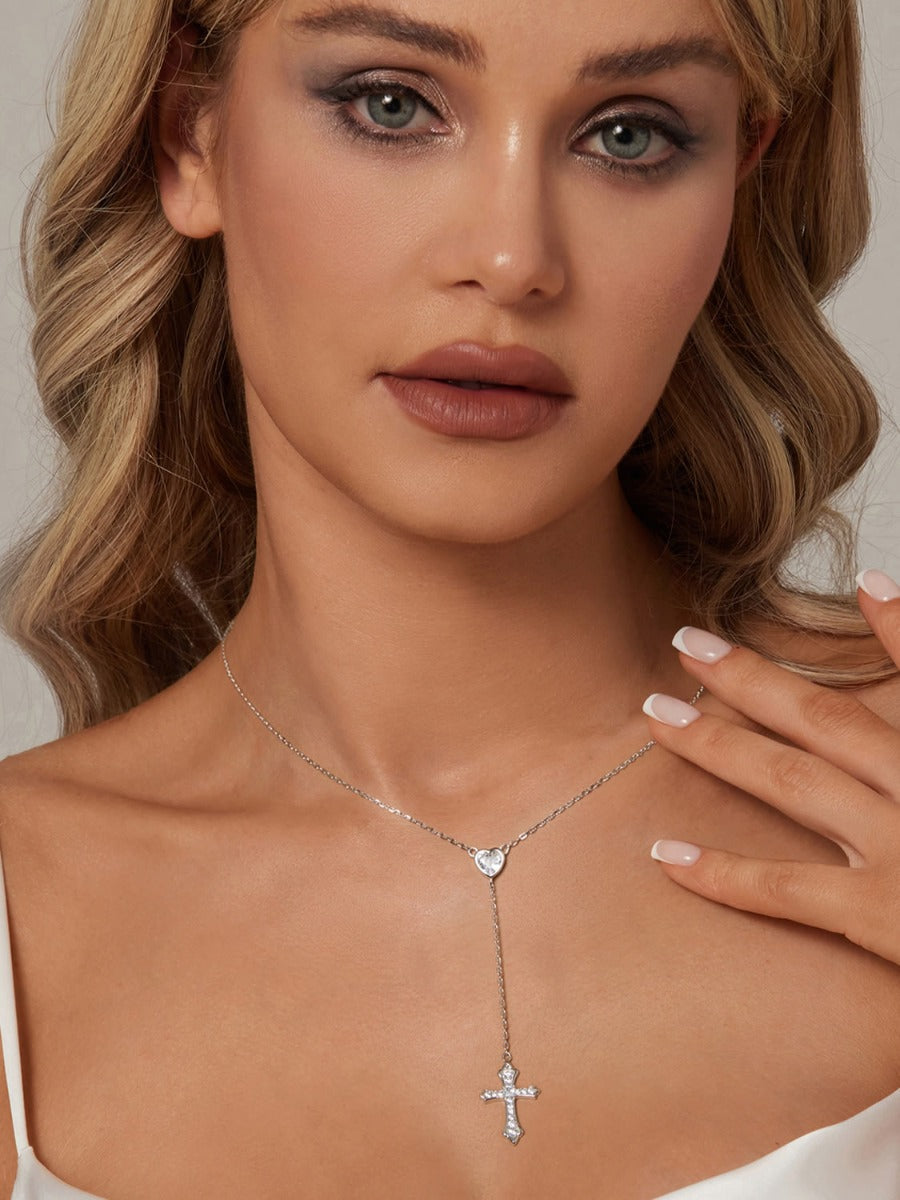 Colier religios din argint 925 tip Y purtat la baza gâtului